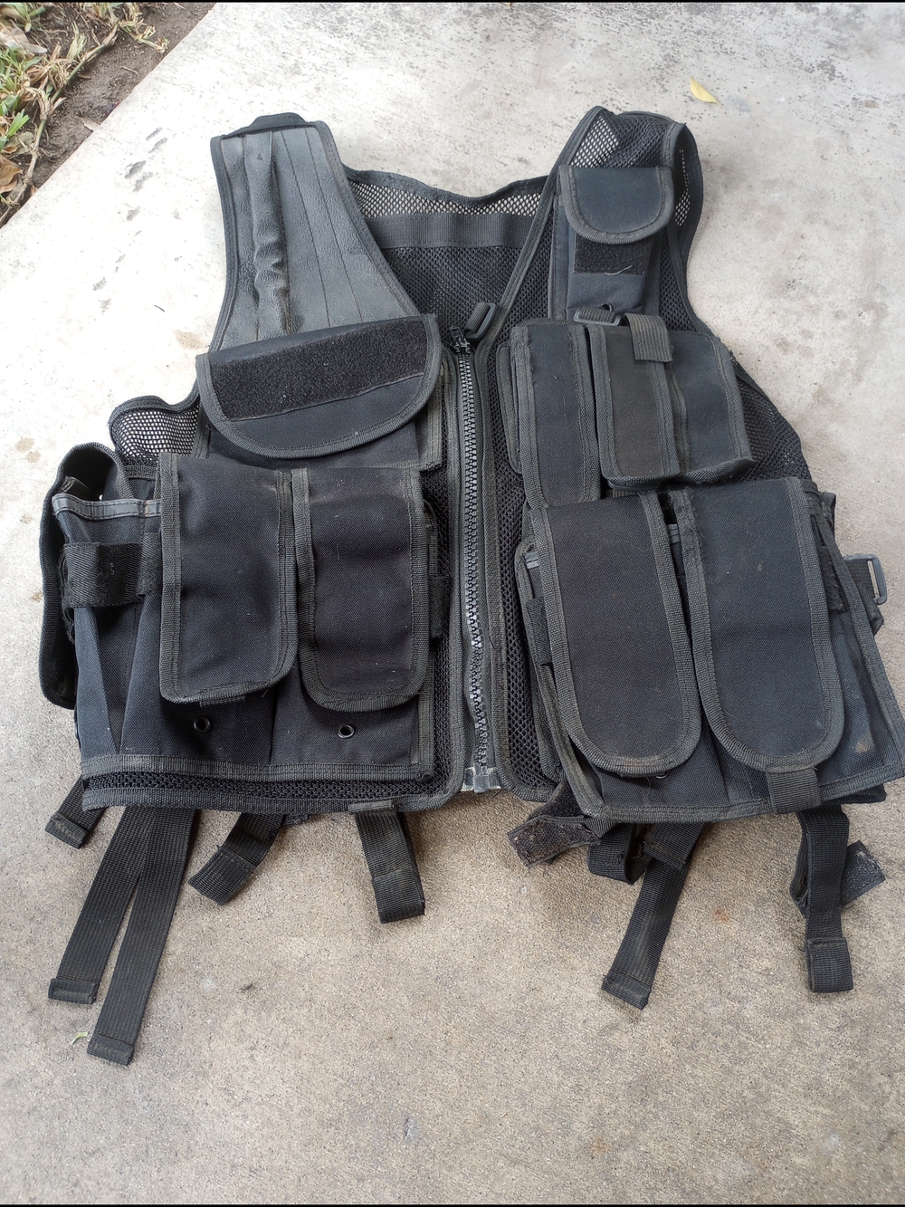 Black Tactical Utility Vest with Multiple Pouches. Size Medium.
